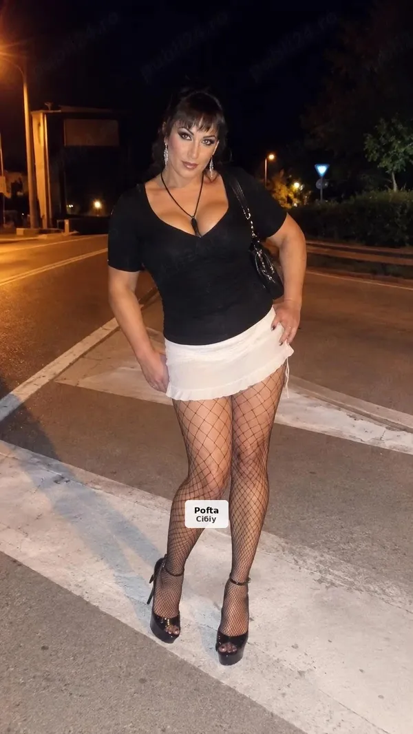 Transsexuală siliconată, show web