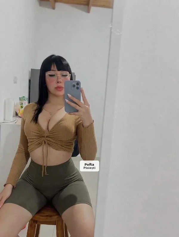 Webcam Show, poze și conversații erotice