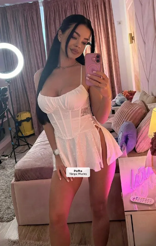 Cristina - Live Web Shows & Custom Content