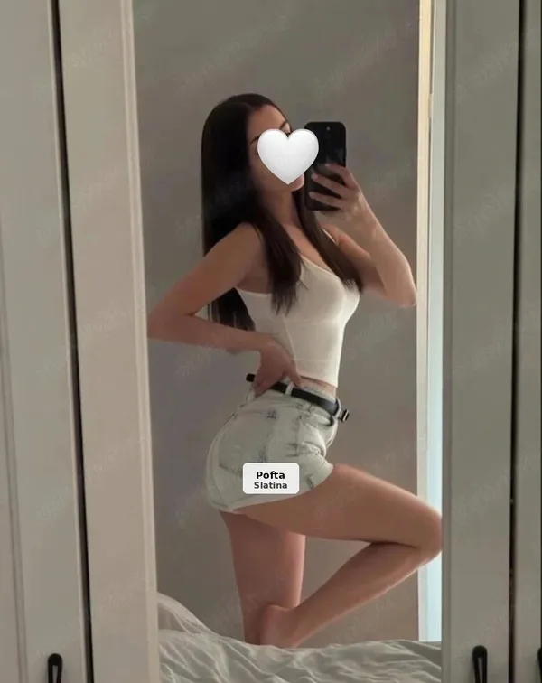 Brunetă sexy, elegantă și rafinată
