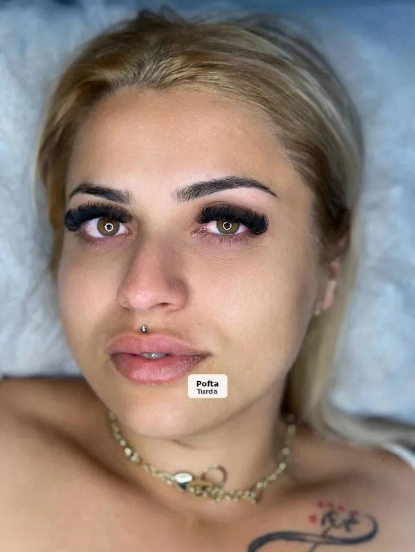 Blondă pasională, locație discretă