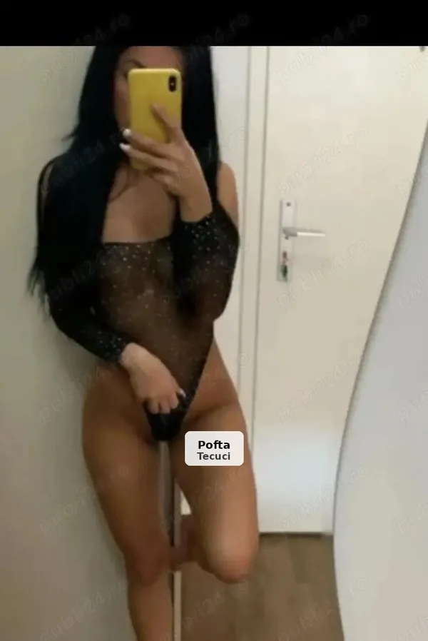 Brunetă sexy, în oraș pentru câteva zile