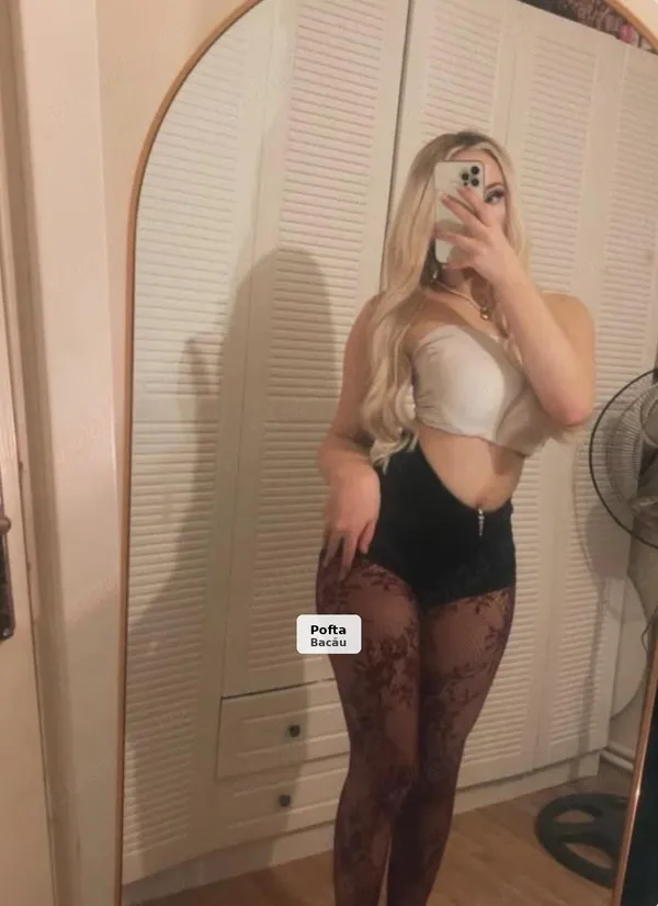 Blondă sexy pentru momente unice