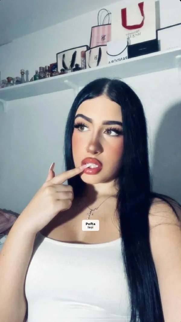 Brunetă pasională, locație discretă