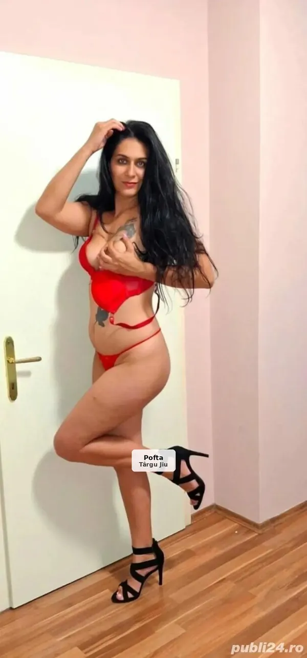 MILF matură, brunetă, elegantă și fermecătoare