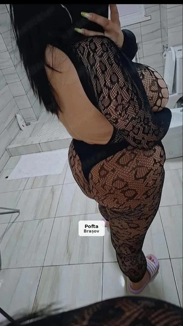 Curvy brunette available for travel
