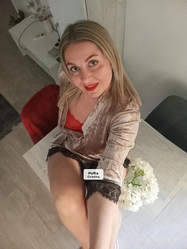 Blondă dulce și sexy cu ochi verzi