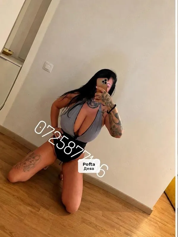 Brunetă voluptoasă, tatuată și cu piercing-uri