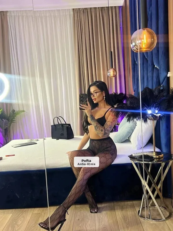 Show erotic, dominare și conținut video