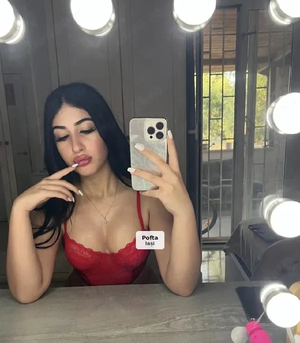 Evelina, brunetă pasională și discretă