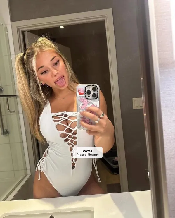 Blondă sexy, finuță și rafinată