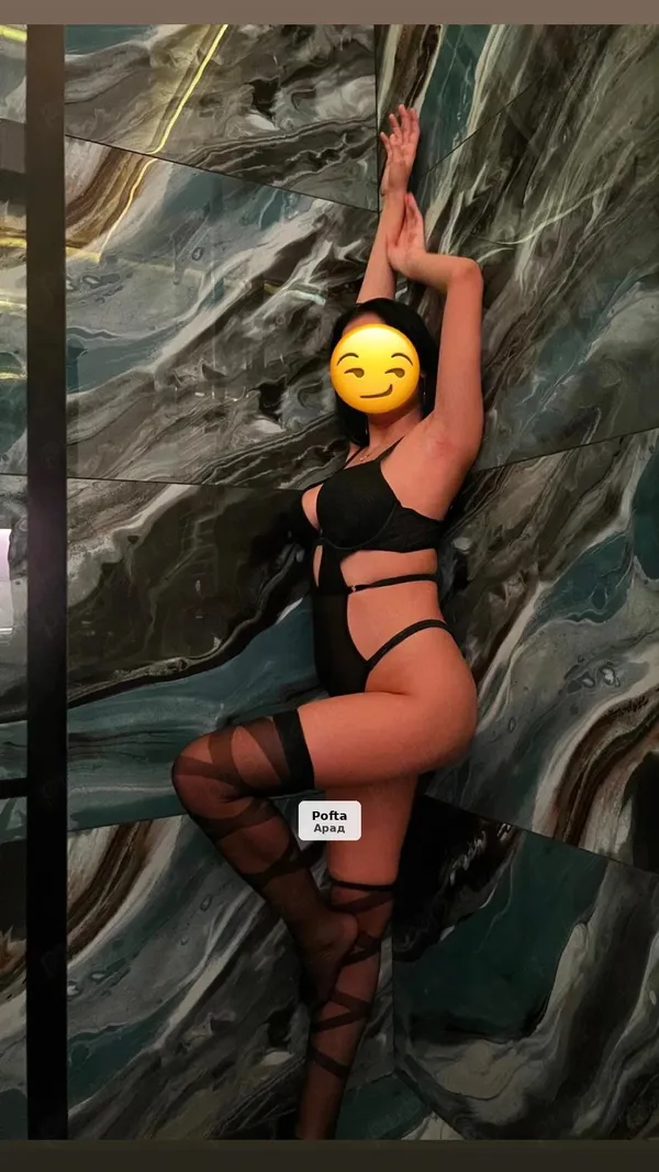 Larissa, 18 ani - Brunetă sexy