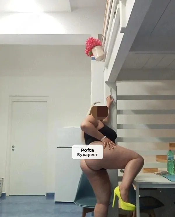 Show web, blondă sexy și plinuță
