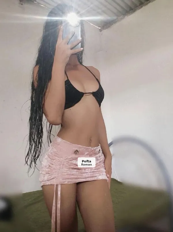 Sonya, brunetă naturală și plină de farmec