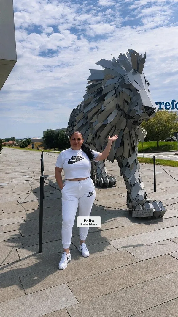 Ana, 27 de ani, brunetă, plinuță