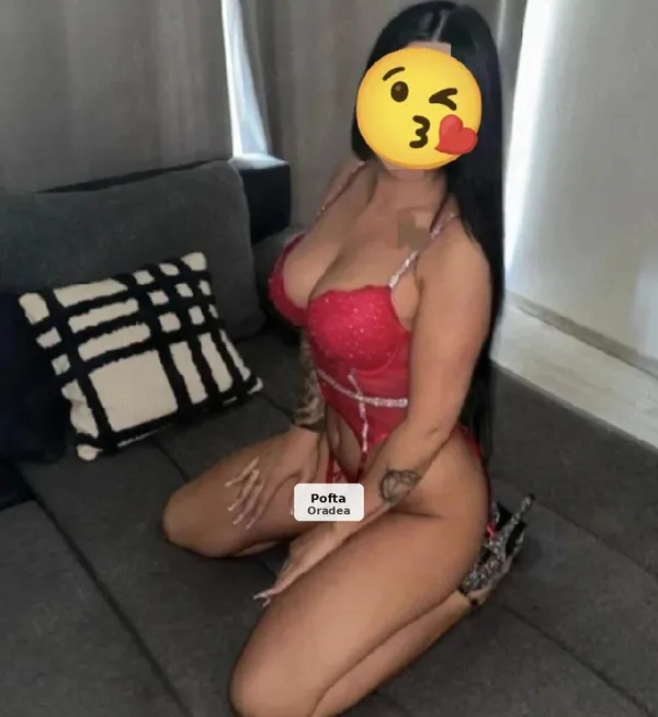Brunetă sexy, educată și sociabilă