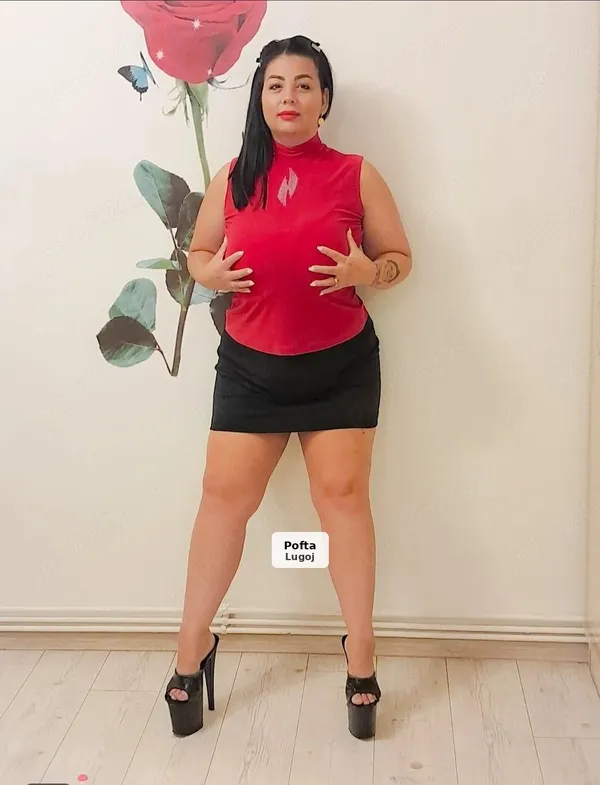 Brunetă sexy cu forme voluptoase