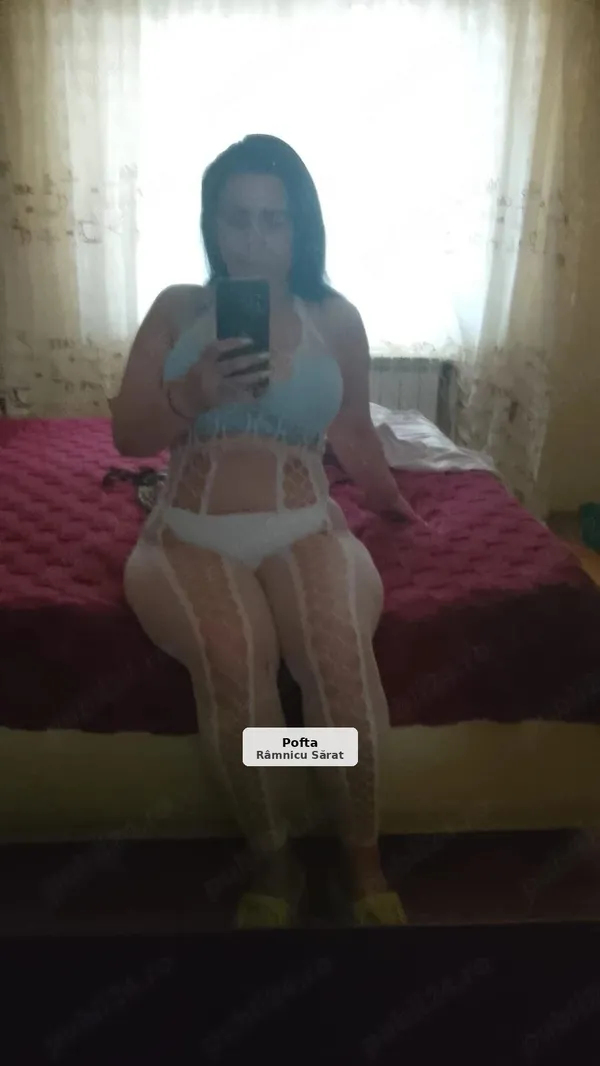 Ana, brunetă cu ochi albaștri