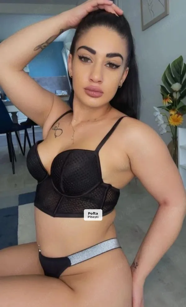 Curvy brunette available for meetings