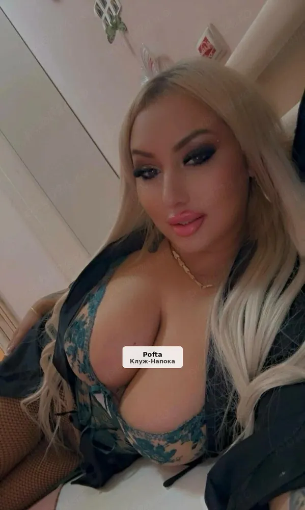Blondă siliconată, locație discretă