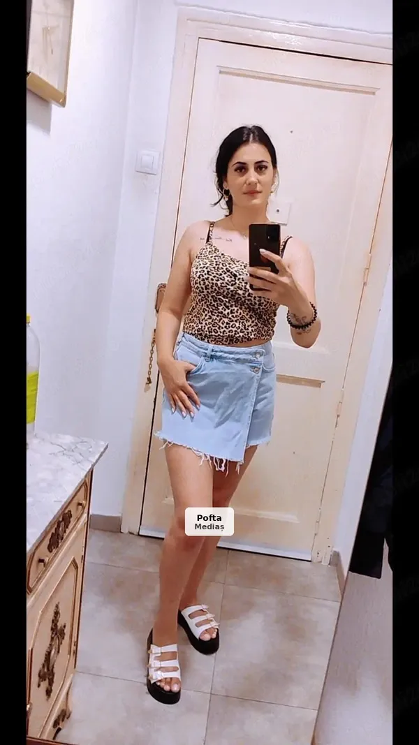 Femeie feminină și discretă în oraș