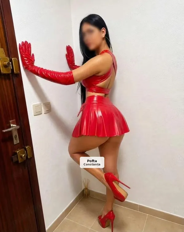 Brunetă pasională, te aștept la mine