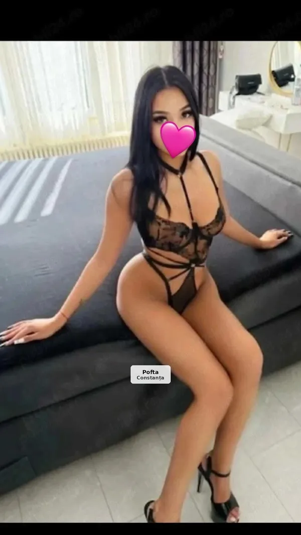 Brunetă minionă și senzuală