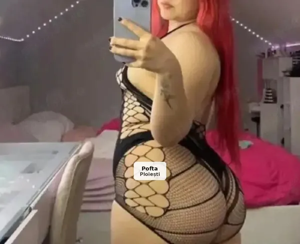 Adina, roșcată cu forme apetisante