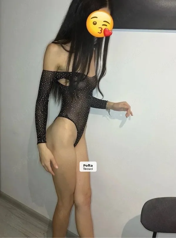 Brunetă cu forme, relaxare și discreție