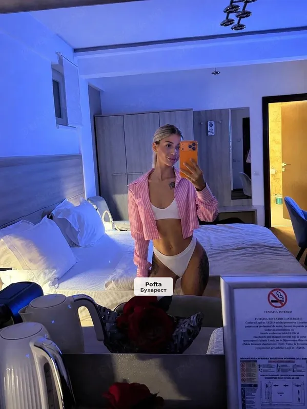 Elisa, 21 yrs - Available for travel