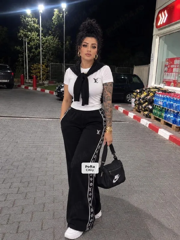 Alina, domnișoară dulce și discretă