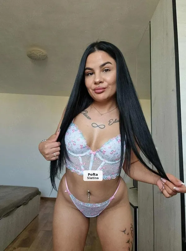 Deea, brunette with intimate piercing