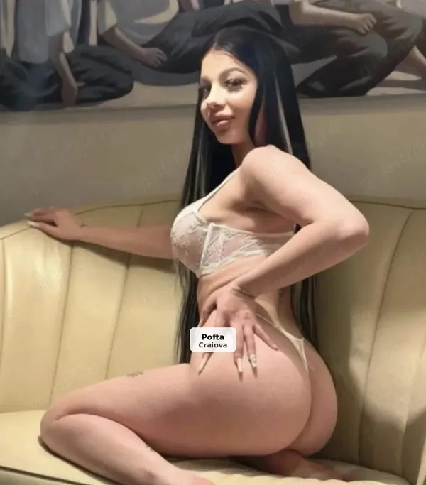 Brunetă jucăușă, servicii de calitate