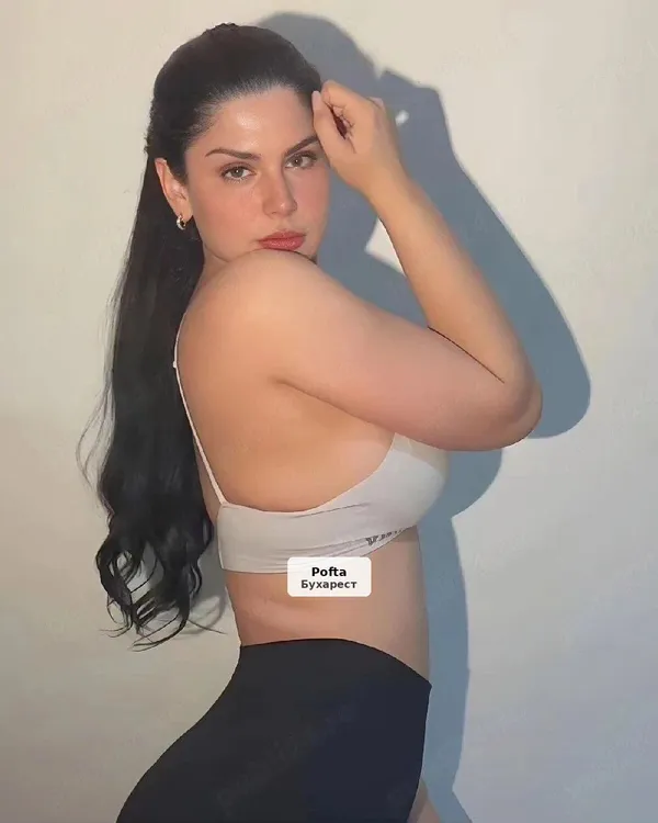 Anna, discreet brunette, central location