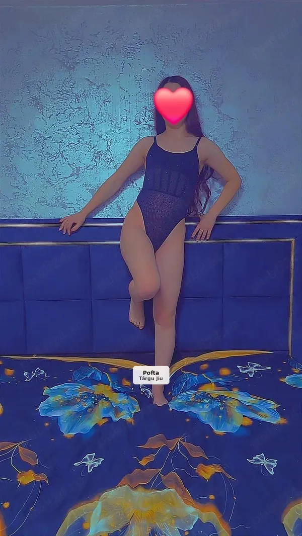 Brunetă delicată și senzuală