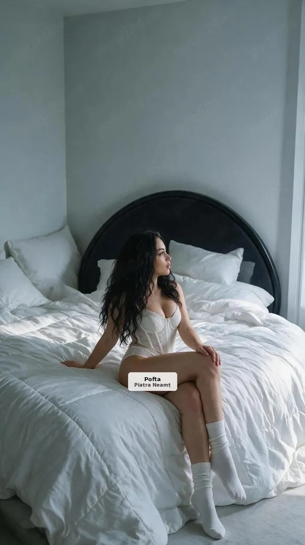 Brunetă pasională, disponibilă acum