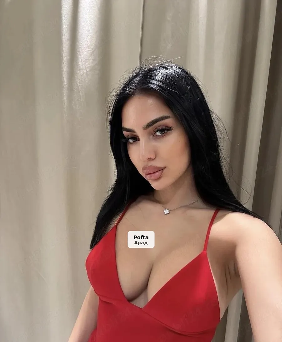 Real Brunette, Luxurious Location - 1/5