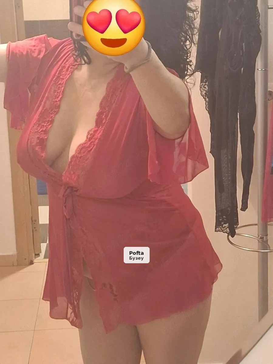 Brunette Lady - Buzau Mall Area - 1/1