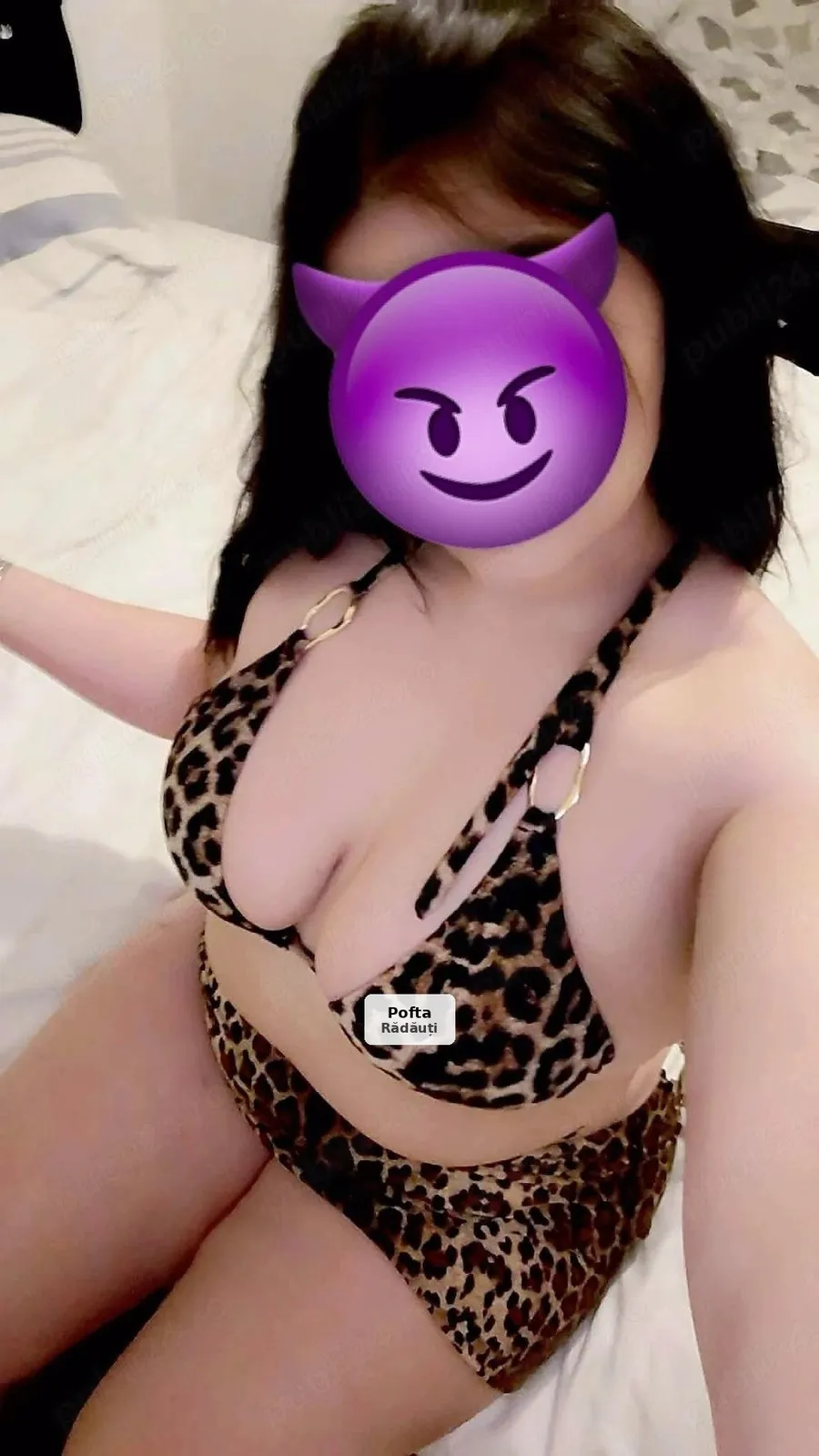Selective Young Lady, 21 years old - 1/2