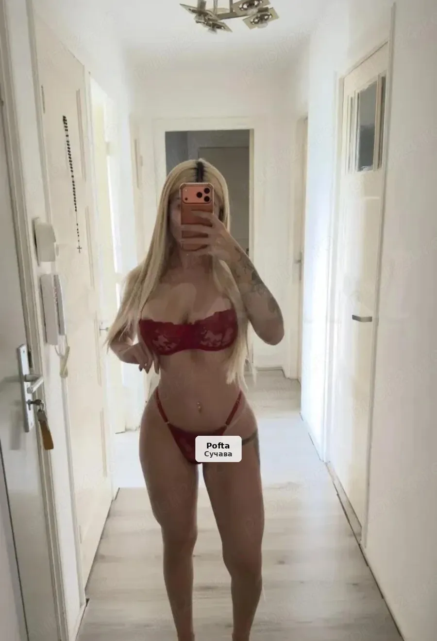 Blondă drăguță, prima dată în zonă - 1/3