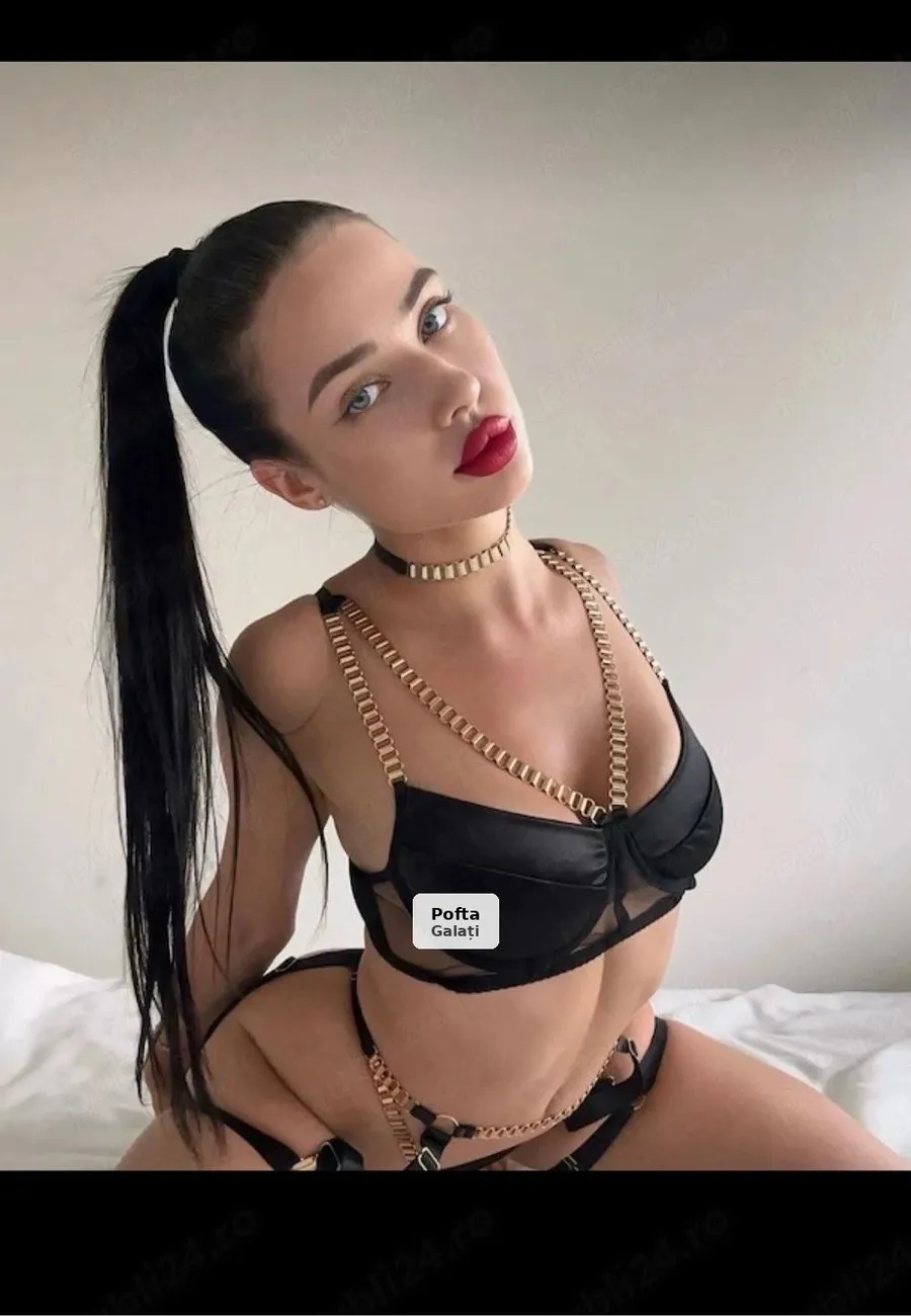 Erika, brunette, location and travel - 1/1