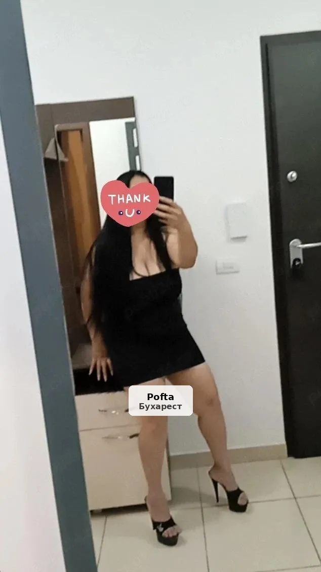 Brunetă focoasă, pregătită pentru fantezii - 1/4