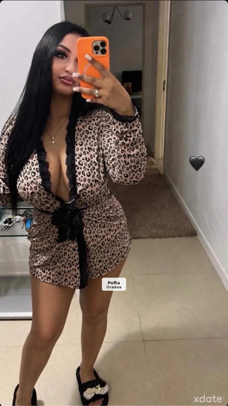 Irina, brunetă sexy în oraș - 1/2