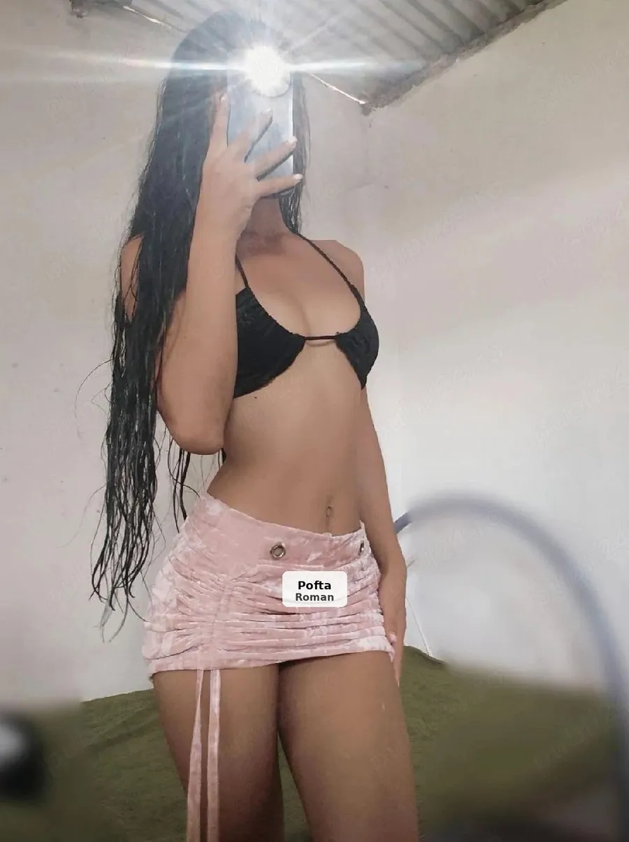 Sonya, brunetă naturală și plină de farmec - 1/2