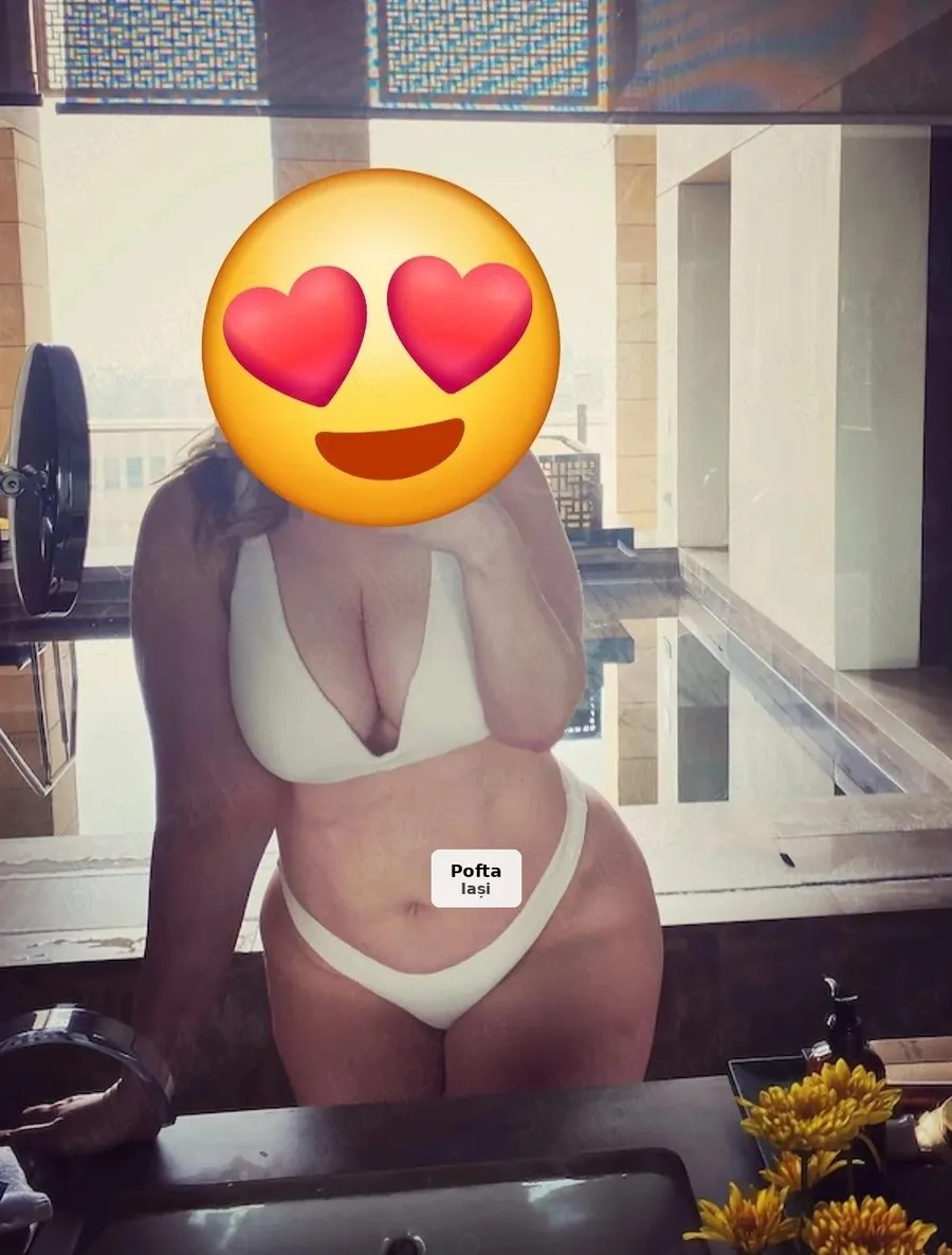 Brunette Escort - Travel Only - 1/2