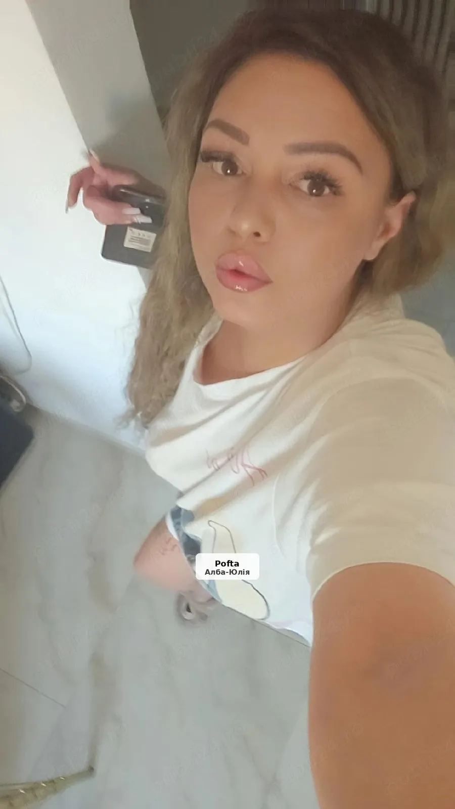 Anelis: Curvy, Discreet & Passionate Woman - 1/4
