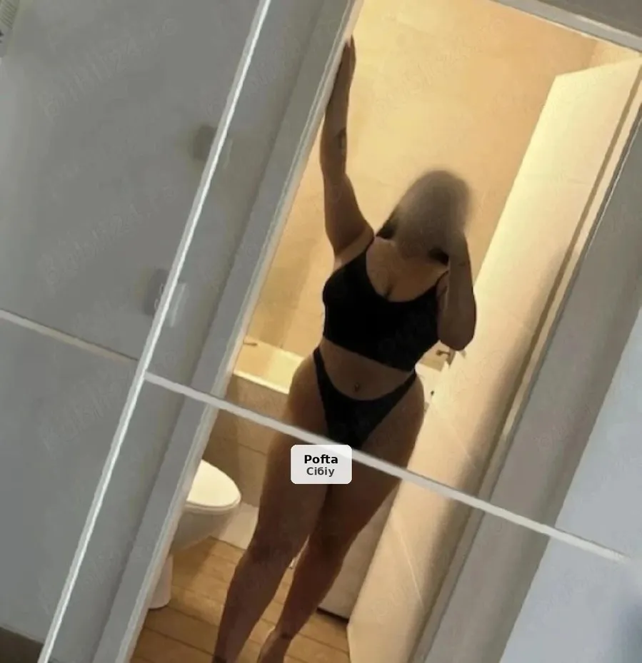 Monica, brunette with curves - web show - 1/4