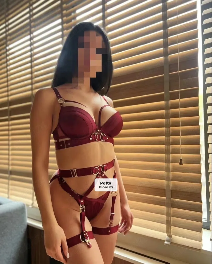 Medeea, Sensual & Stylish Brunette - 1/4
