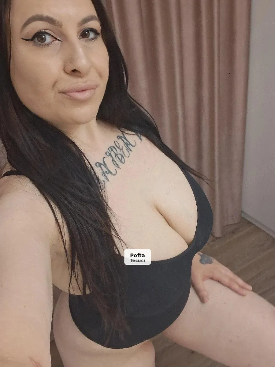 Andreea - Brunette with attractive figure - 1/2