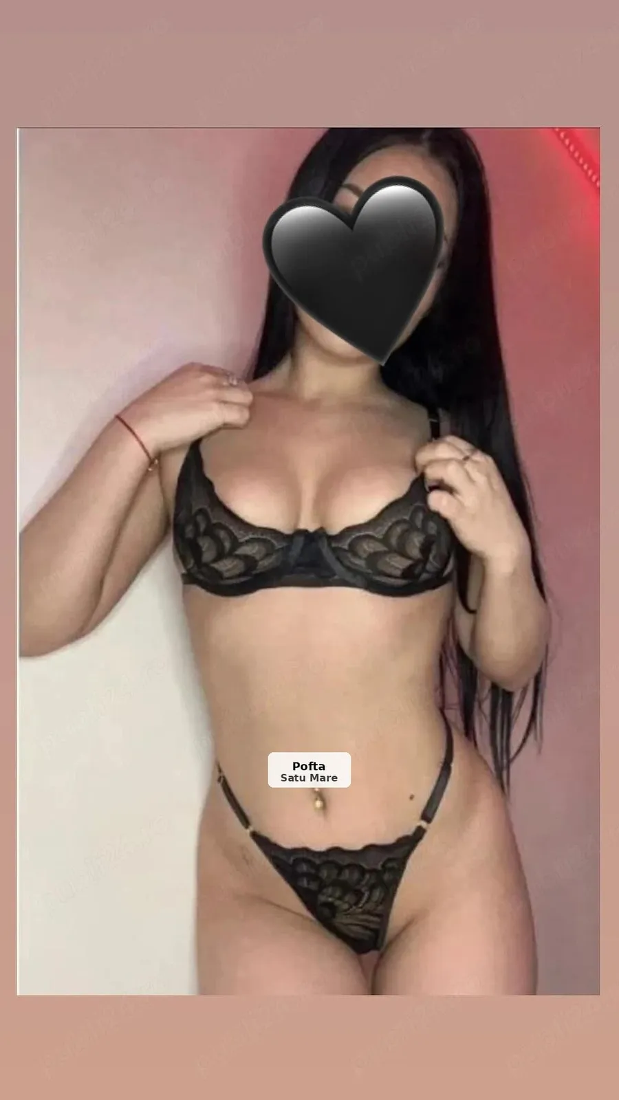 Roxana, sexy brunette - 1/4